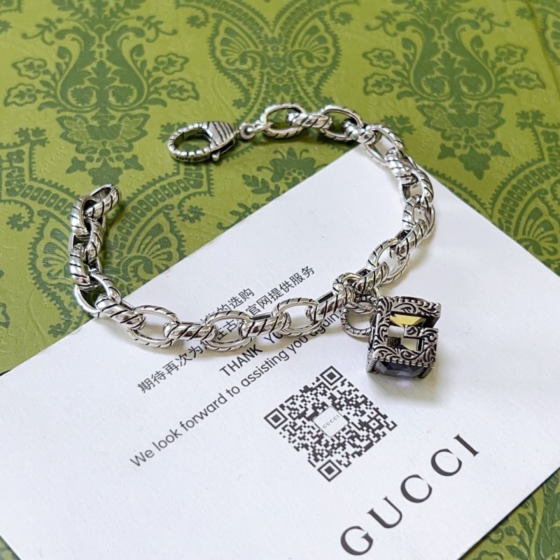 G*u*i bracelets